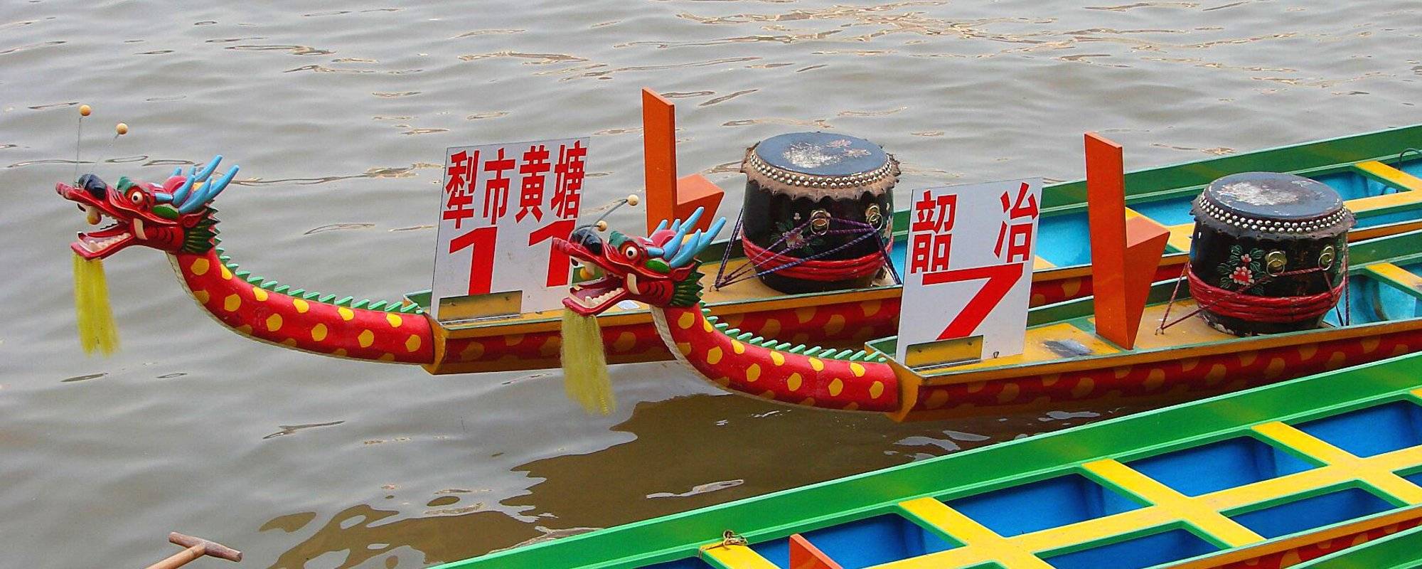 Shaoguan - Dragon boat race preparations / Vor dem Drachenbootrennen