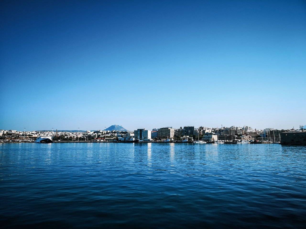 heraklion-harbor-panorama-with-mount-juktas.jpeg
