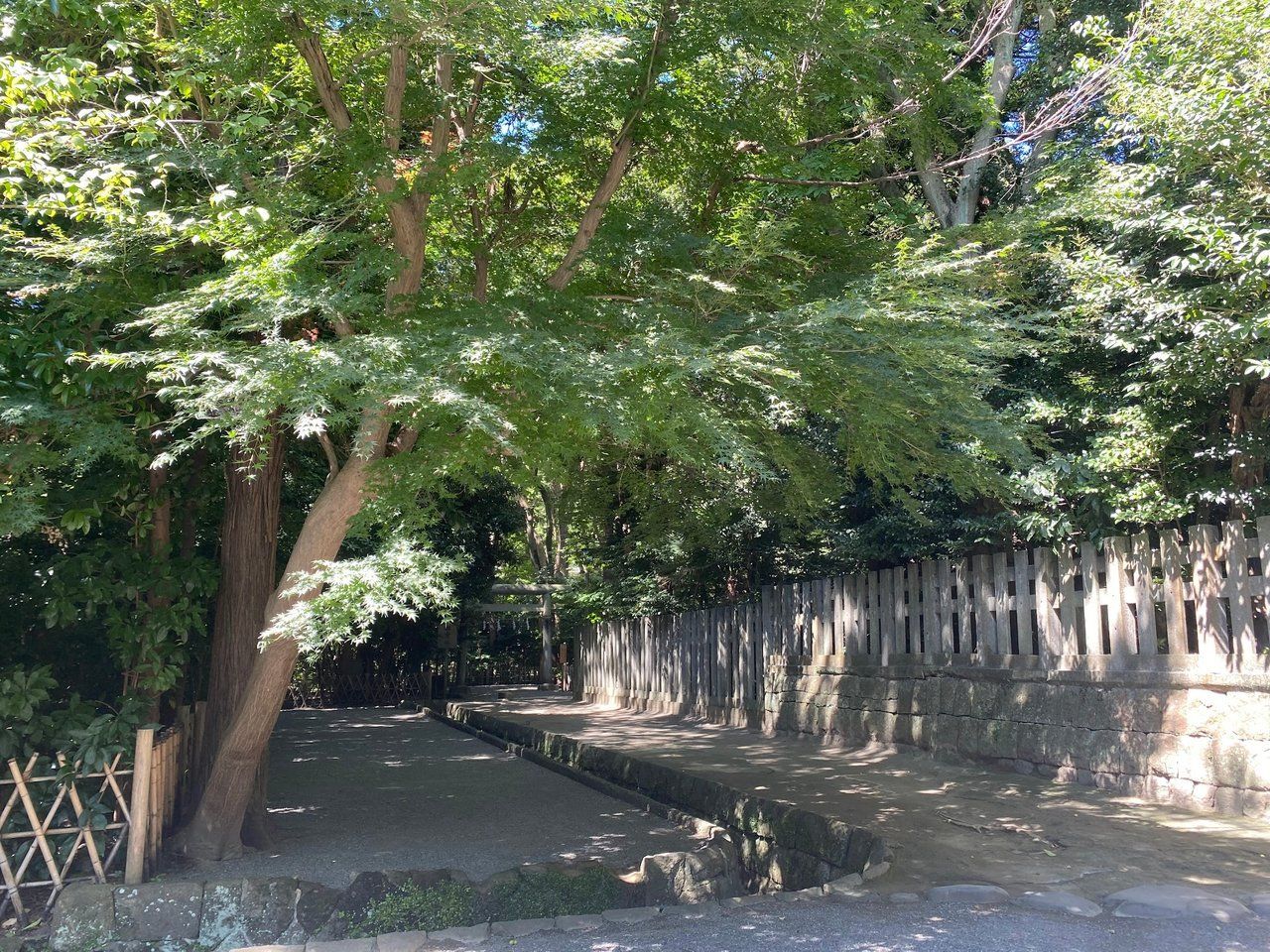 Pathway beside the purifying area which leads to the Ancestral Shrine