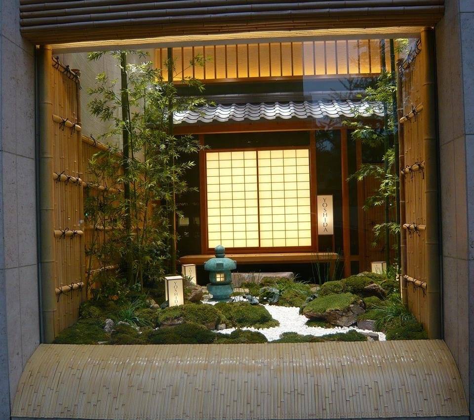 2019-04-24 Osaka (24) vitrine jardin zen L.jpg