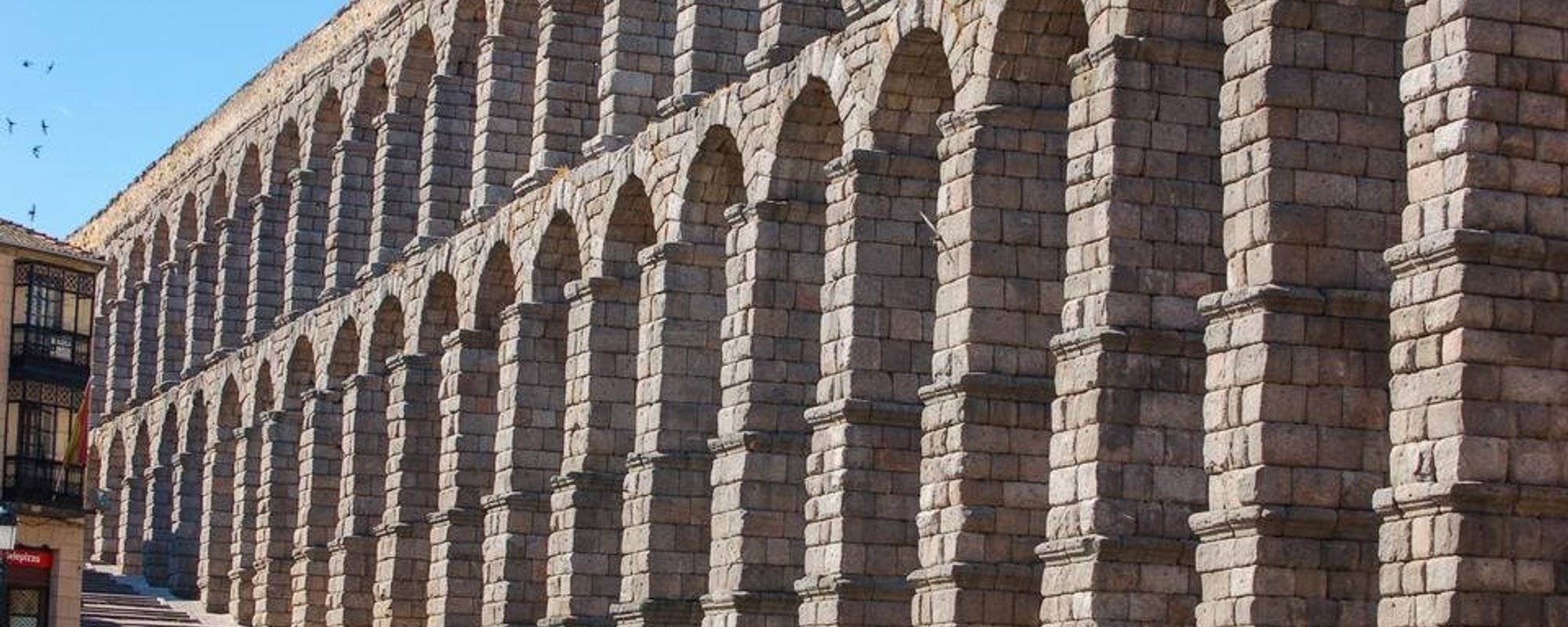 Segovia's Aqueduct and roast suckling pig  塞哥維亞古羅馬水道和烤乳豬