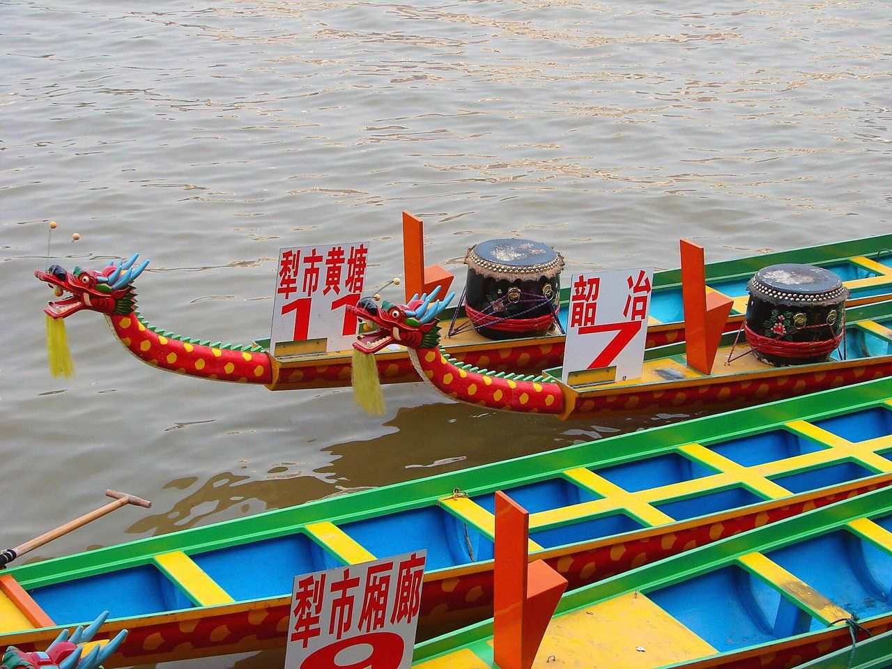 Shaoguan - Dragon boat race preparations / Vor dem Drachenbootrennen