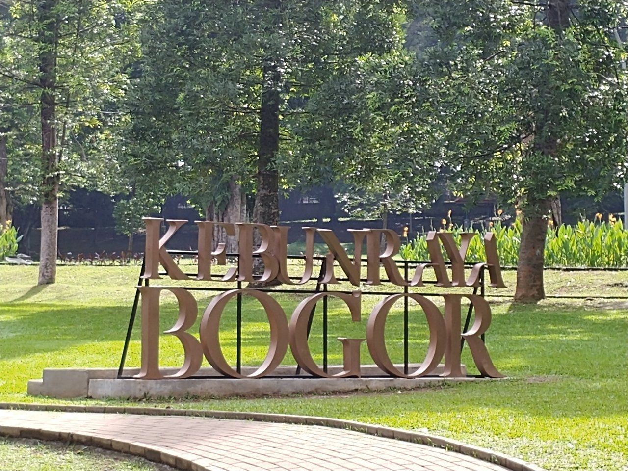 KEBUN RAYA BOGOR WARISAN LELUHUR BANGSA DESTINASI WISATA FAFORIT PENGUNJUNG
