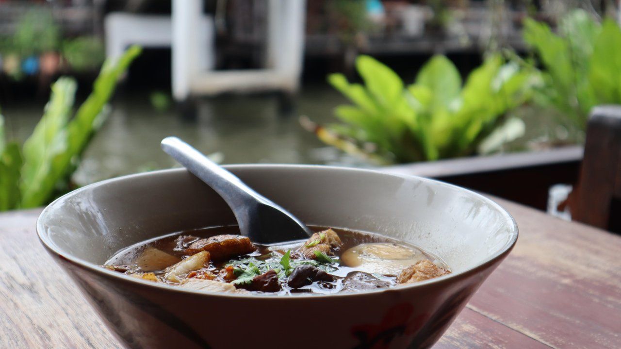 A bowl of noodle soup was good! A view while eating by a canal was great! 🍲