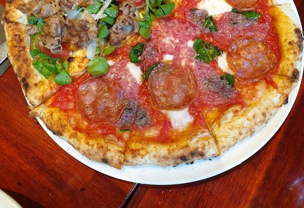 TacoCat’s Travels #181 (Vietnam 2.0): Sharing 4P’s Pizza with 4 Peeps! 🍕