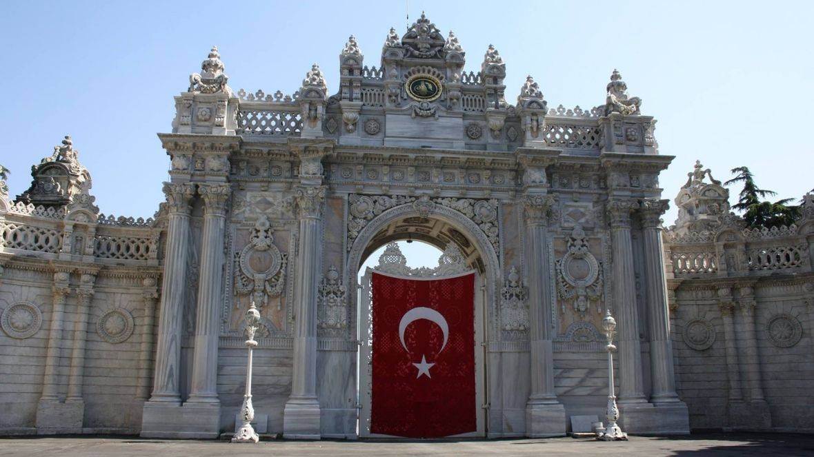 Vartai į Dolmabahce rūmus, kuriuos 19 a. suprojektavo sultono Abdulmedžido architektai