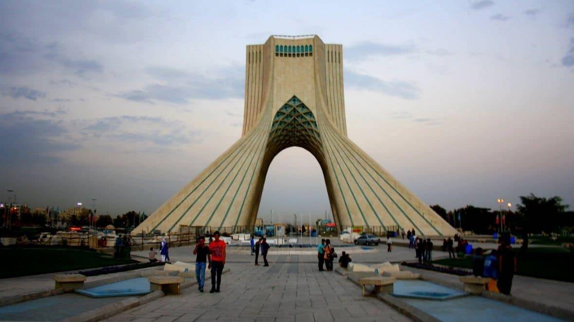 Azadi bokštas: 45 metrų aukščio statinys, simboliškai žymintis vakarinį įėjimą į Teheraną. Kadaise Azadi bokštas vadintas Borj-e Šahyād, t. y. Šacho memorialiniu bokštu