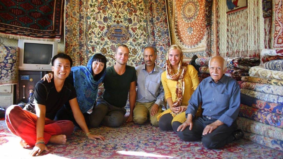 Tautvydas Šlevas ir Kamilė Jokšaitė Šlevienė Isfahano kilimų parduotuvėje. Šeimininkas pavaišino arbata ir persiškais saldumynais