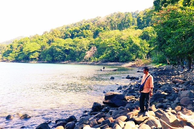 This photo is when I was on the coast and when I saw the panoramic view of the natural beauty on the coast of the sea in the cave of the nest that is so fantastic, ..