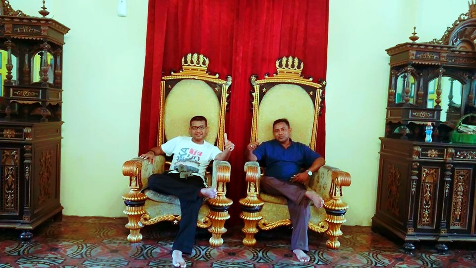 This picture when I and my best friend sat in a chair precisely inside the palace Maimun