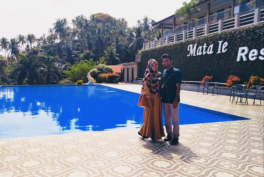  Pictures of photos of my best friend and sister when I was at the hotel ie