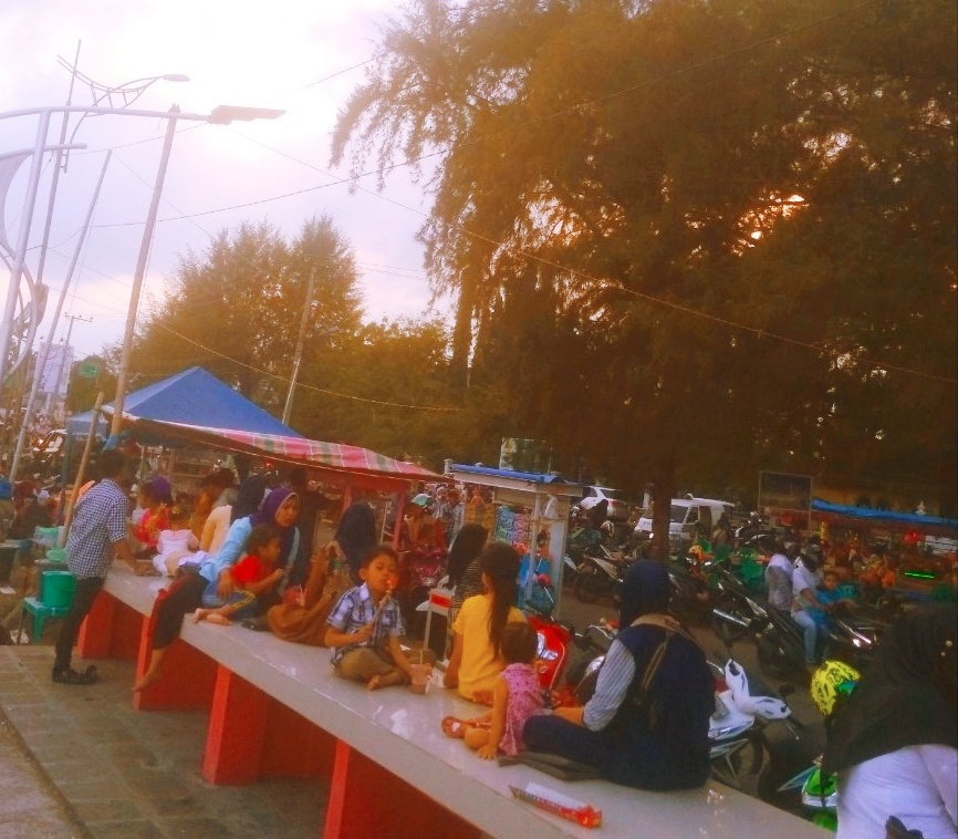 Image Photo when the sun begins to set and the visitors are still loyal to relax in the hawker traders who sell their food along the coast of the rainbow.