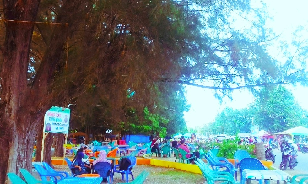 Image Photos from the left position leading to the beach of the rainbow,. Looks motorbike and road segment to the beach.