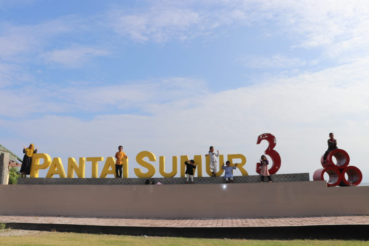 This Photo Image is right in front of Sumur Tiga Beach, Seen Some Photos of Small Children Who Are Stylish And Fully Happy, ..