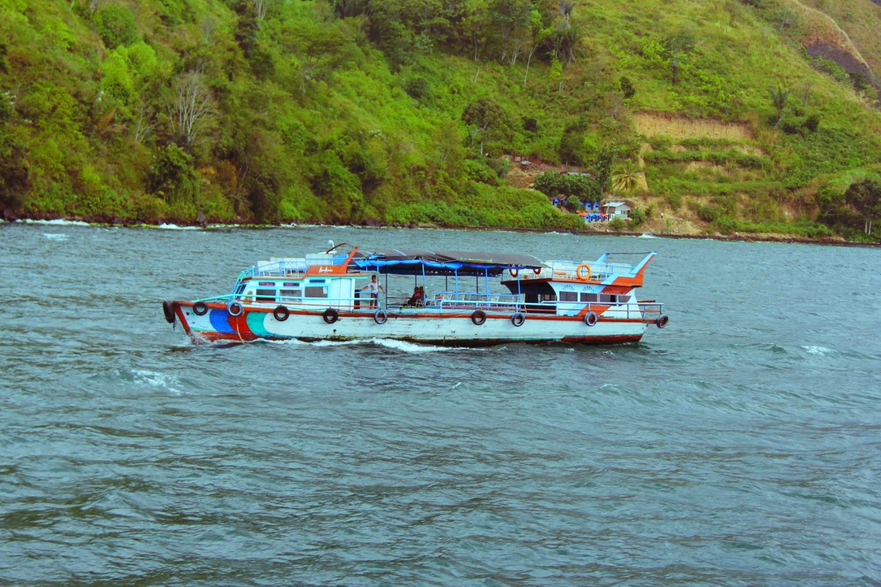 Pictures of Sailboats and Lake Toba When Seen Up Close