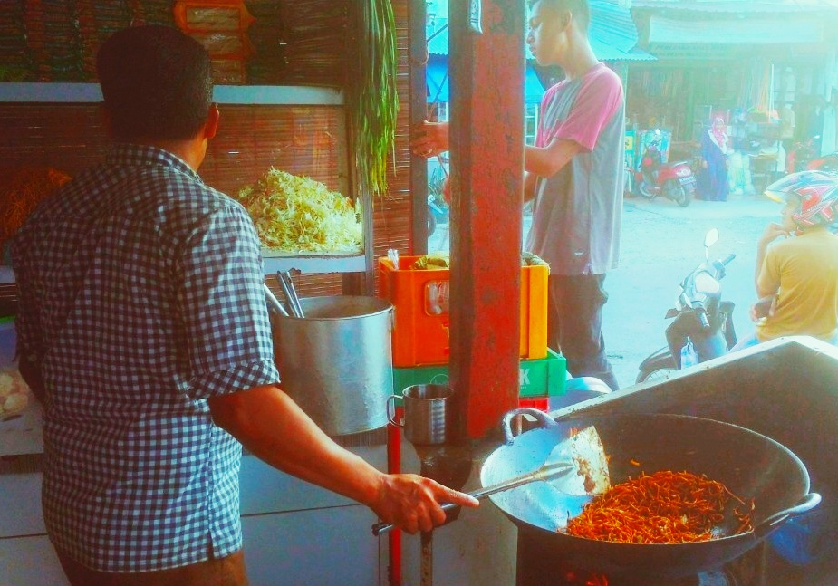 Gambar Foto Penjual Ketika sedang memasak Mie arang.