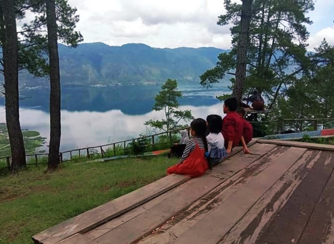 Image Photograph of several young children who are looking at the panoramic beauty of the lake.