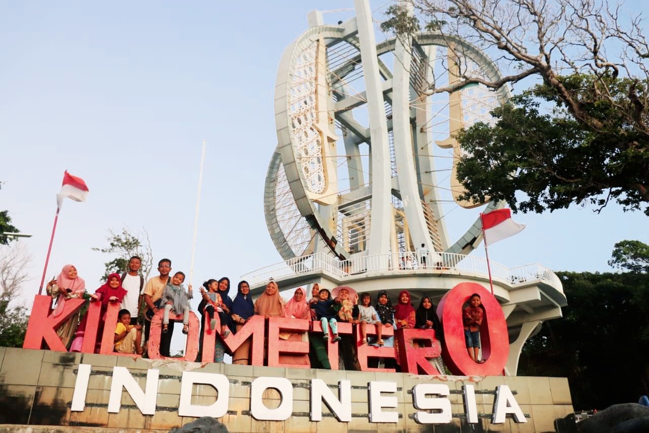 Pictures of me and my family when they were at Tugu Kilometer 0 indonesia