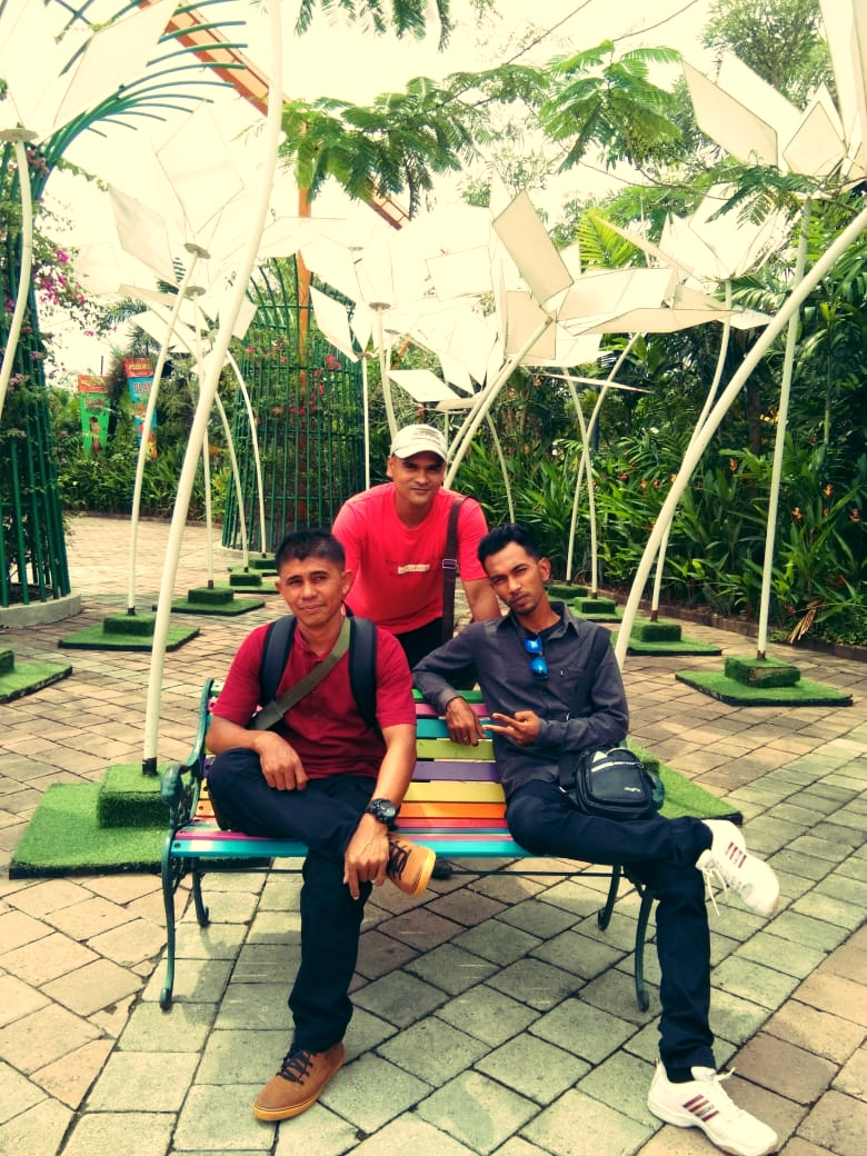 Pictures of photos of my colleagues and friends when in the area of the Rahmad Galery Museum area.