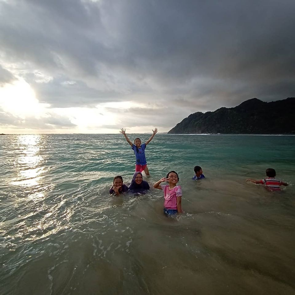 Pictures from Ayu Titin Setyaningsih’s Facebook account when she was beached and taking a bath together with her family