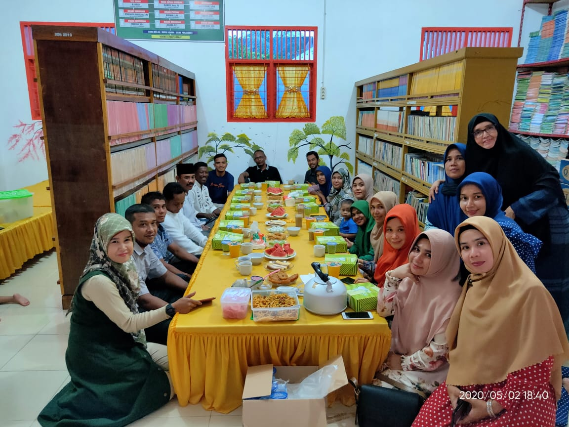 Enjoy Takjil breaking the fast in the middle of a pandemic.