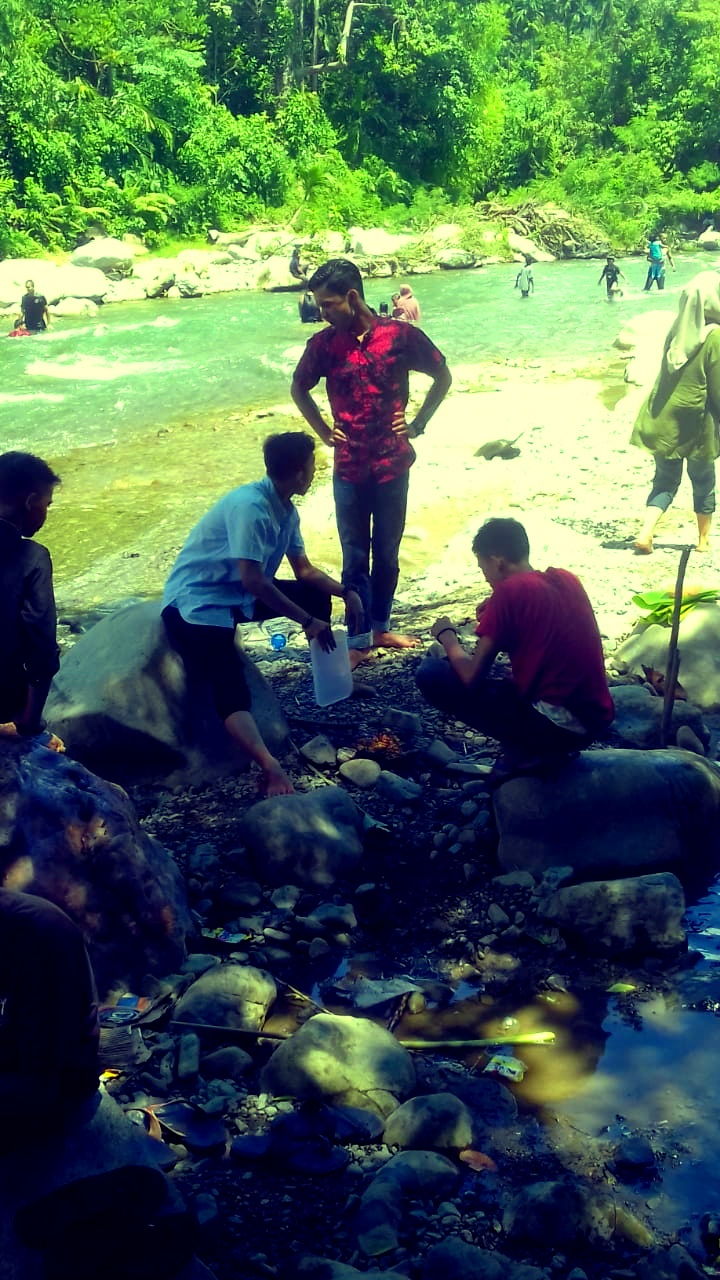During relaxation: Grilling fish on the banks of the Krueng river or river