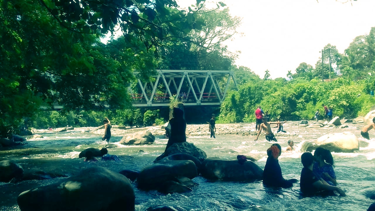 pictures of rocks, river water, and the road to Tangse-me labor, Aceh.