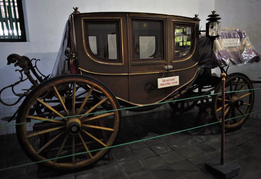 HORSE CARRIAGE DURING DUTCH COLONIZED INDONESIA 