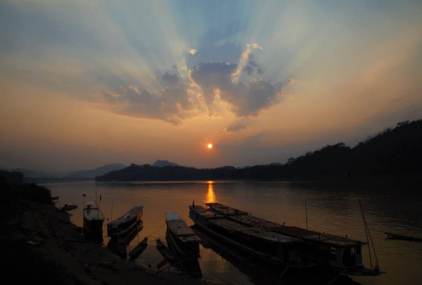 1 hours time-lapse in 10 second Mekong River Sunset , Luang Prabang Laos 
