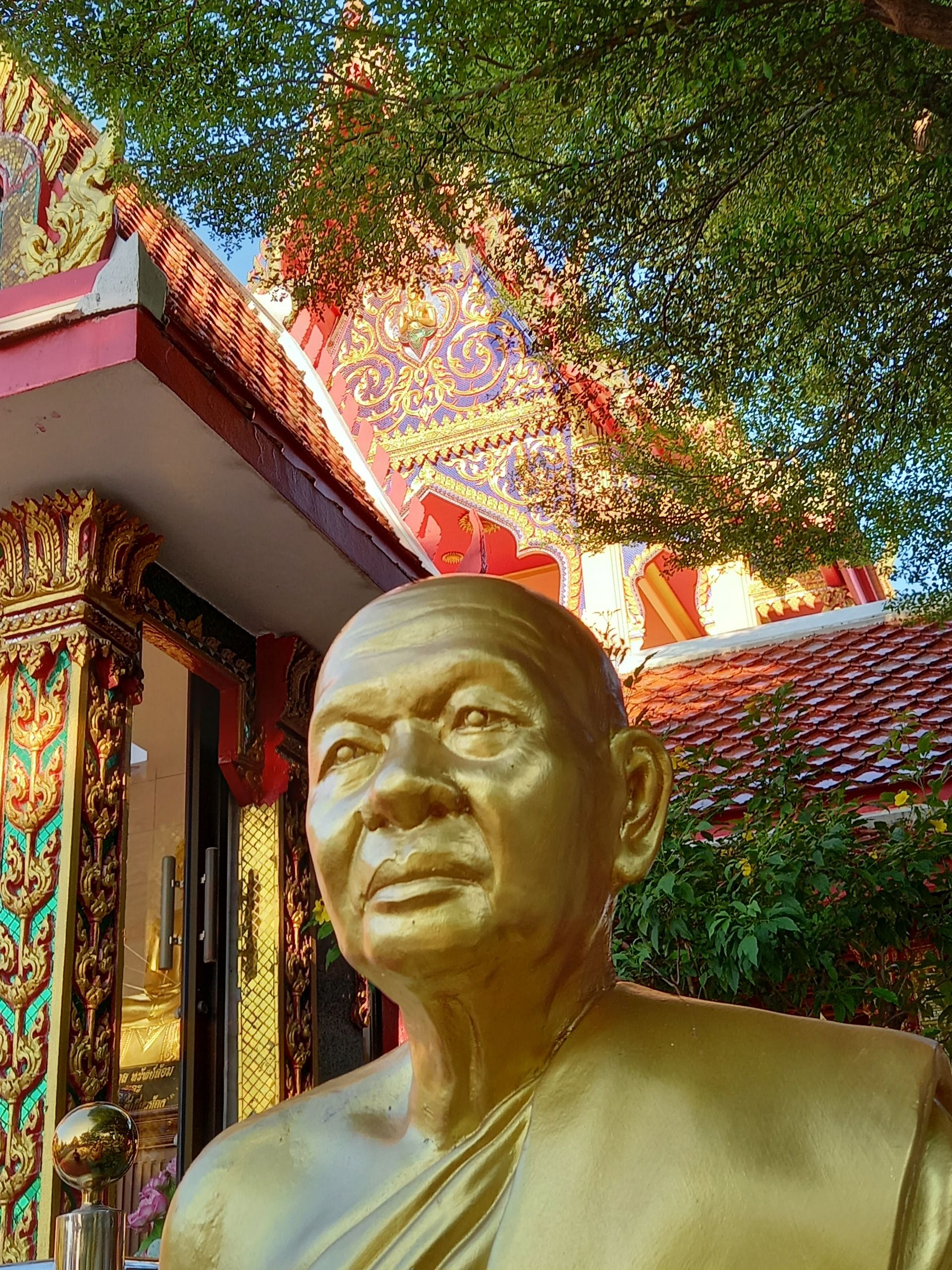 Backpacking from Bangkok To Chiang Mai: The Teller at Ayutthaya Station