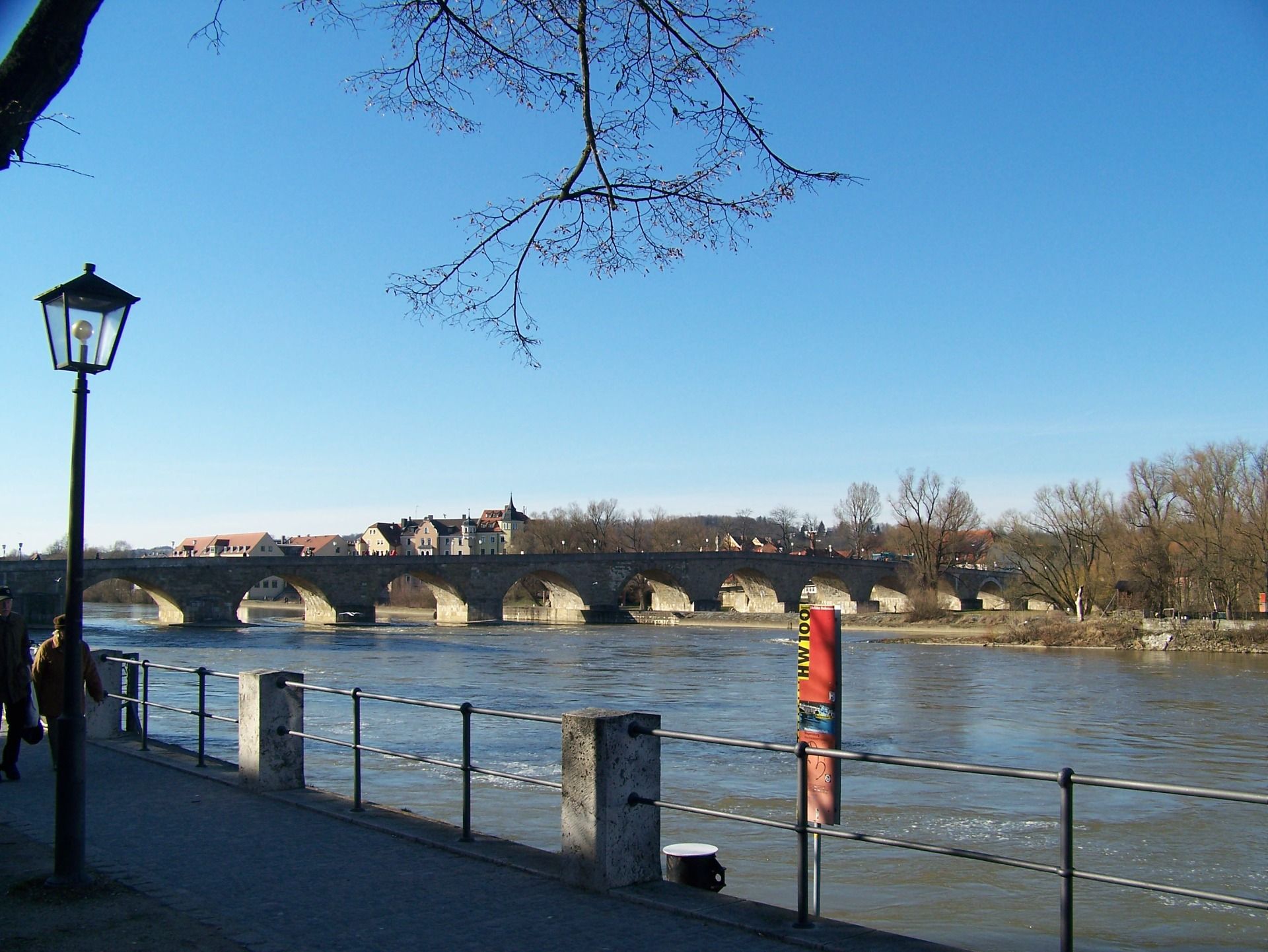 Historischen Bedeutung und architektonischen Schönheit der Steinernen Brücke Regensburg