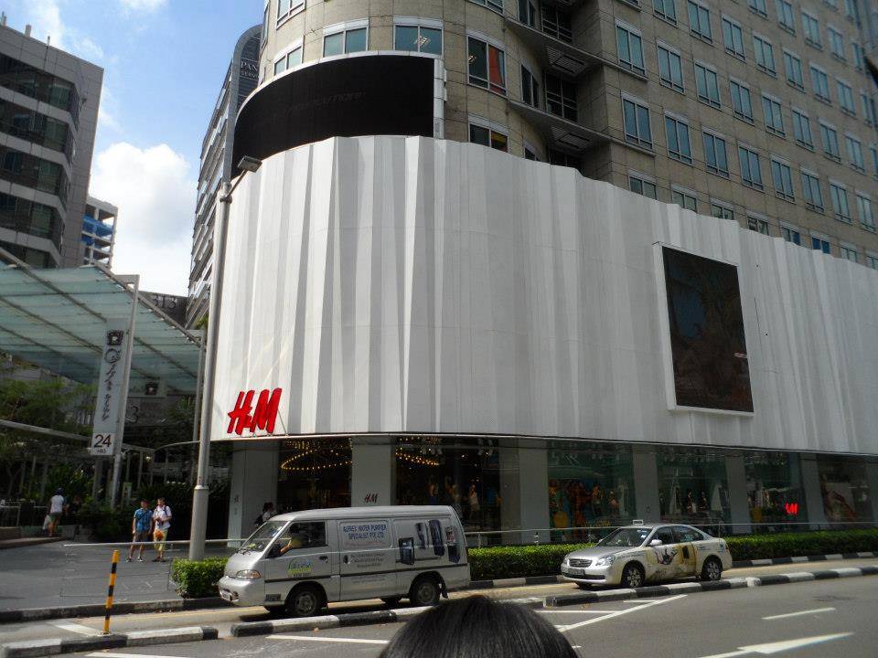 I admitted that it’s the first time seeing an H&M Store in my entire life!