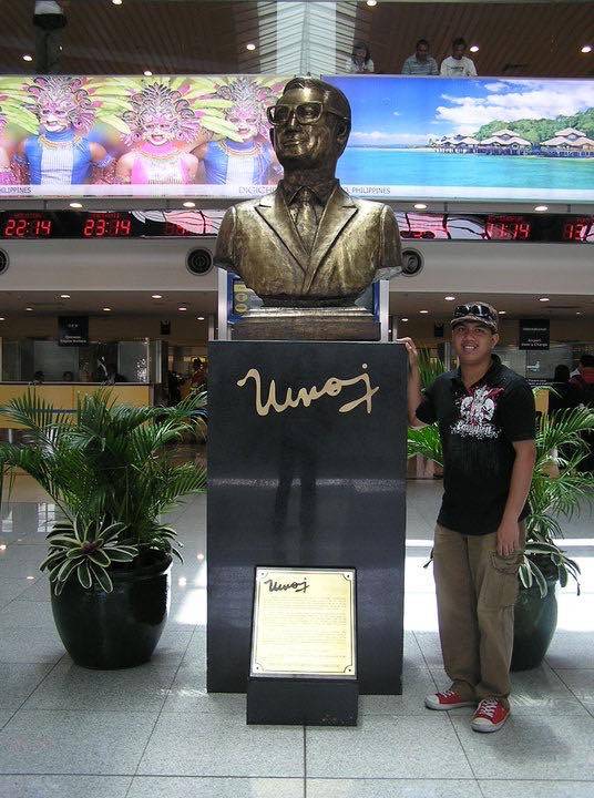 The statue of the late Benigno ”Ninoy” Aquino at the airport