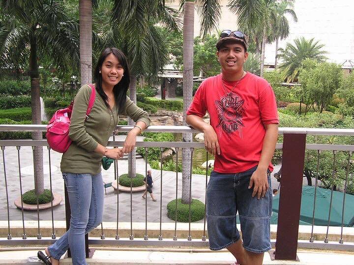 Posing with my sis at the upper floor of Greenbelt 3