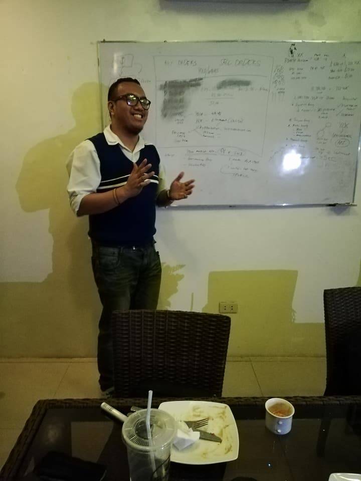 This is me teaching the community about the basics of cryptocurrency at the BeanLeaf Coffee & Tea at Roxas City.