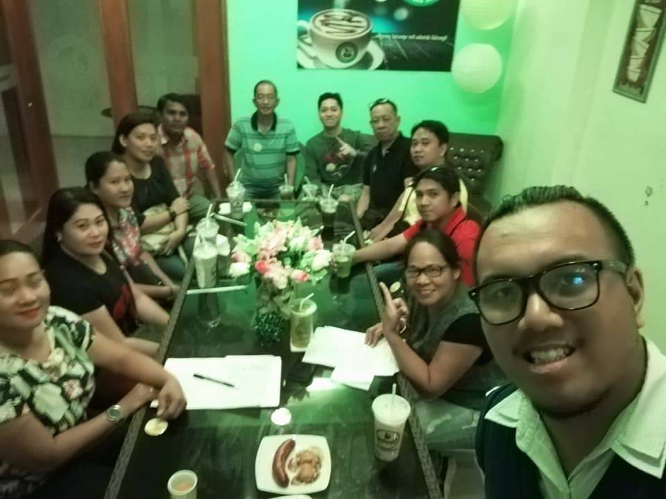Posing and eating together with the Roxas cryptocurrency community.