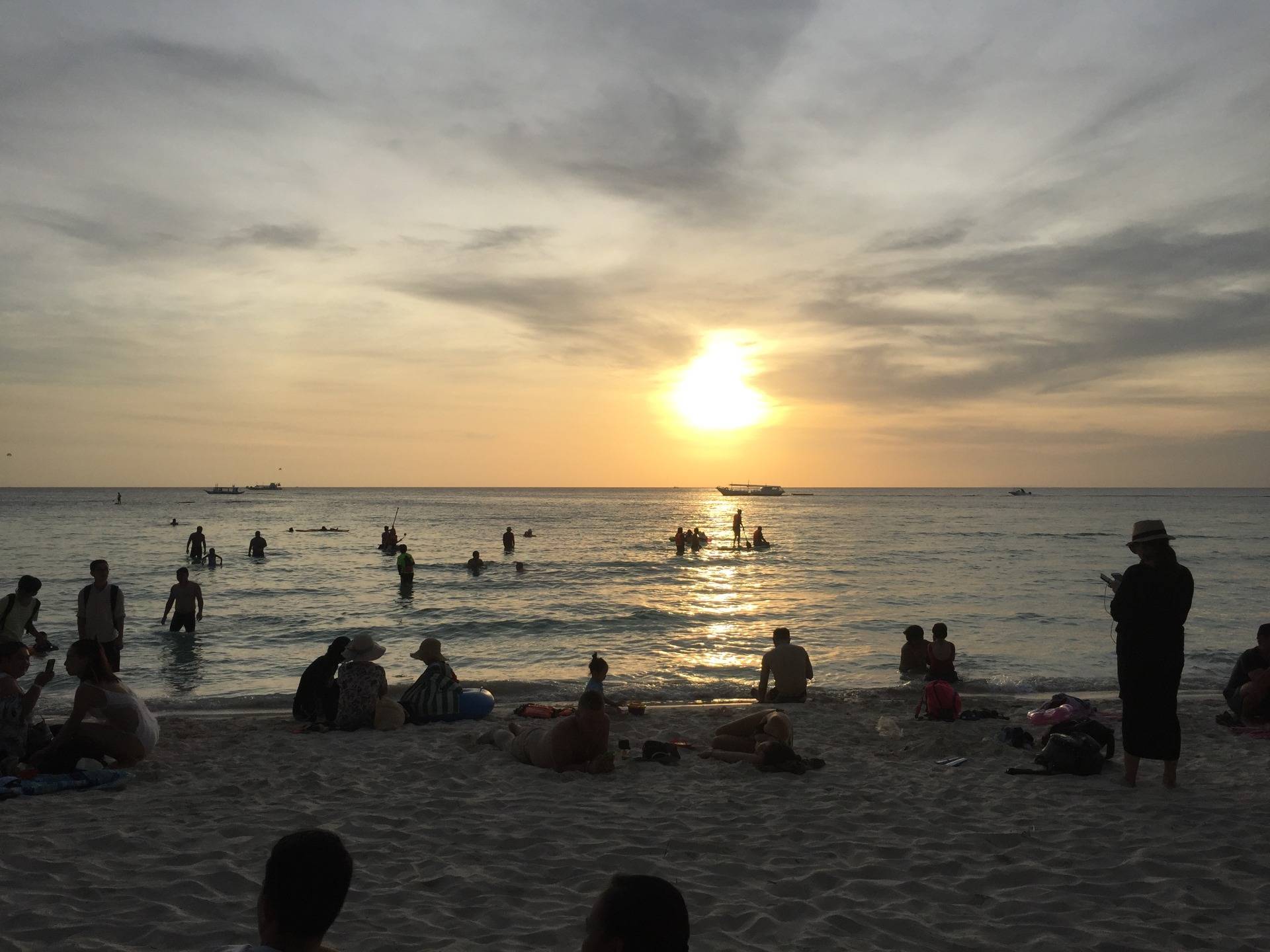 Beautiful sunset with the Boracay tourists