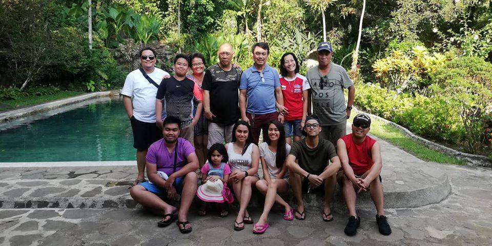 One happy group pic with the fambam, relatives and friends!