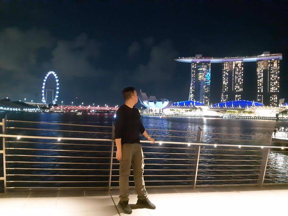 Looking at the Marina Bay Sands near the Fullerton Hotel