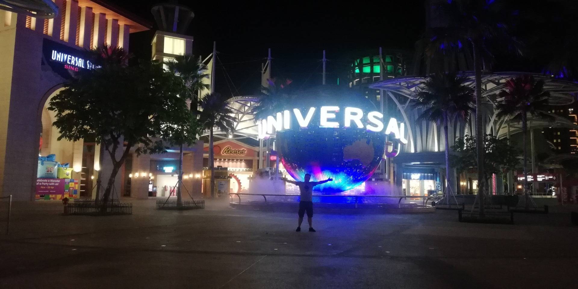 One last moment at the Universal Studios glowing globe!