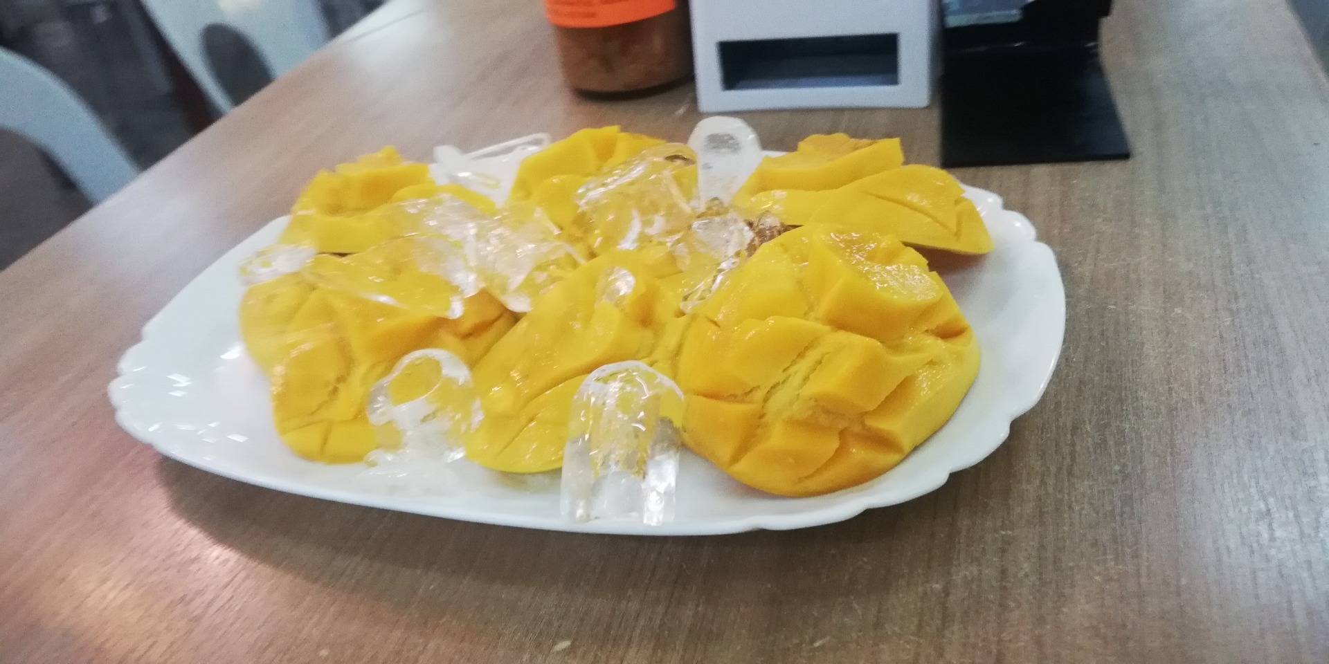 Fresh mangoes with ice cubes