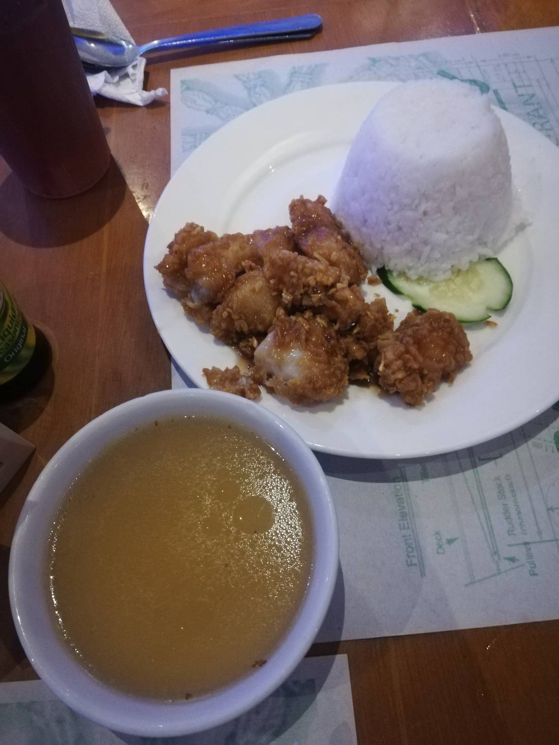 Crispy chicken fillet with rice, cucumber and linaga soup
