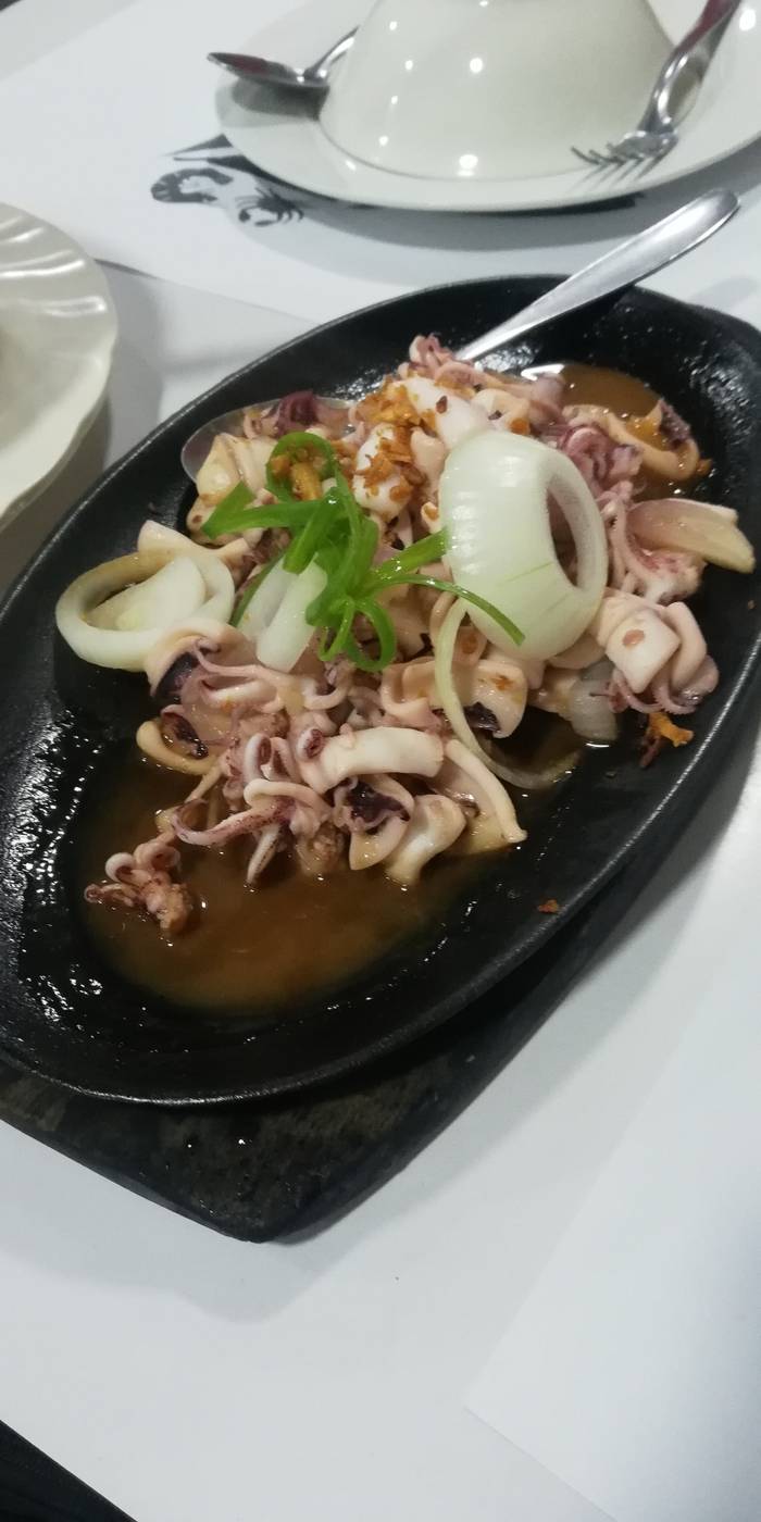 Sizzling squid with onion and garlic toppings