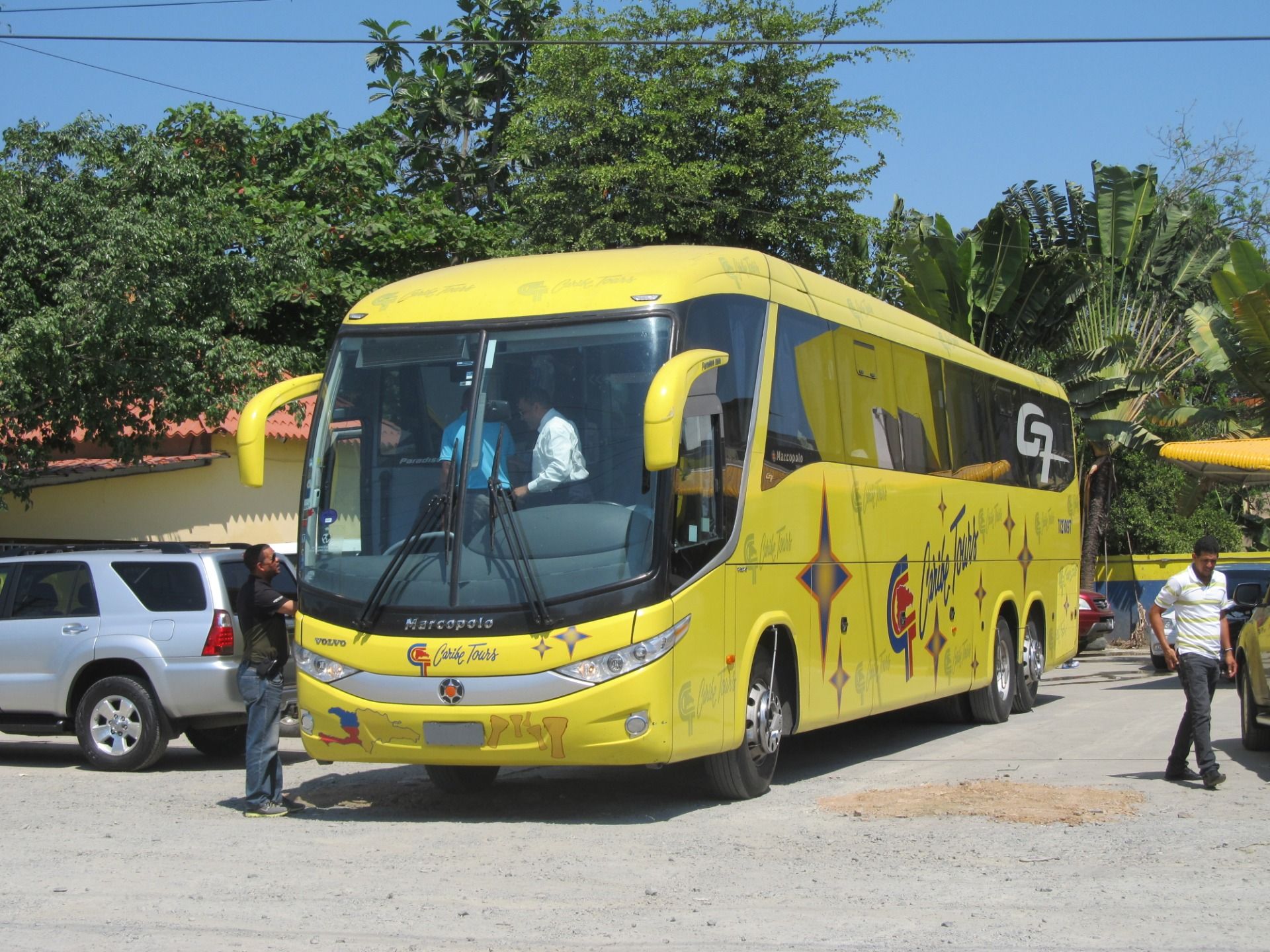Luksusowy autokar firmy Caribe Tours - takie pojazdy wyposażone w klimatyzację jeżdżą na dalszych trasach.