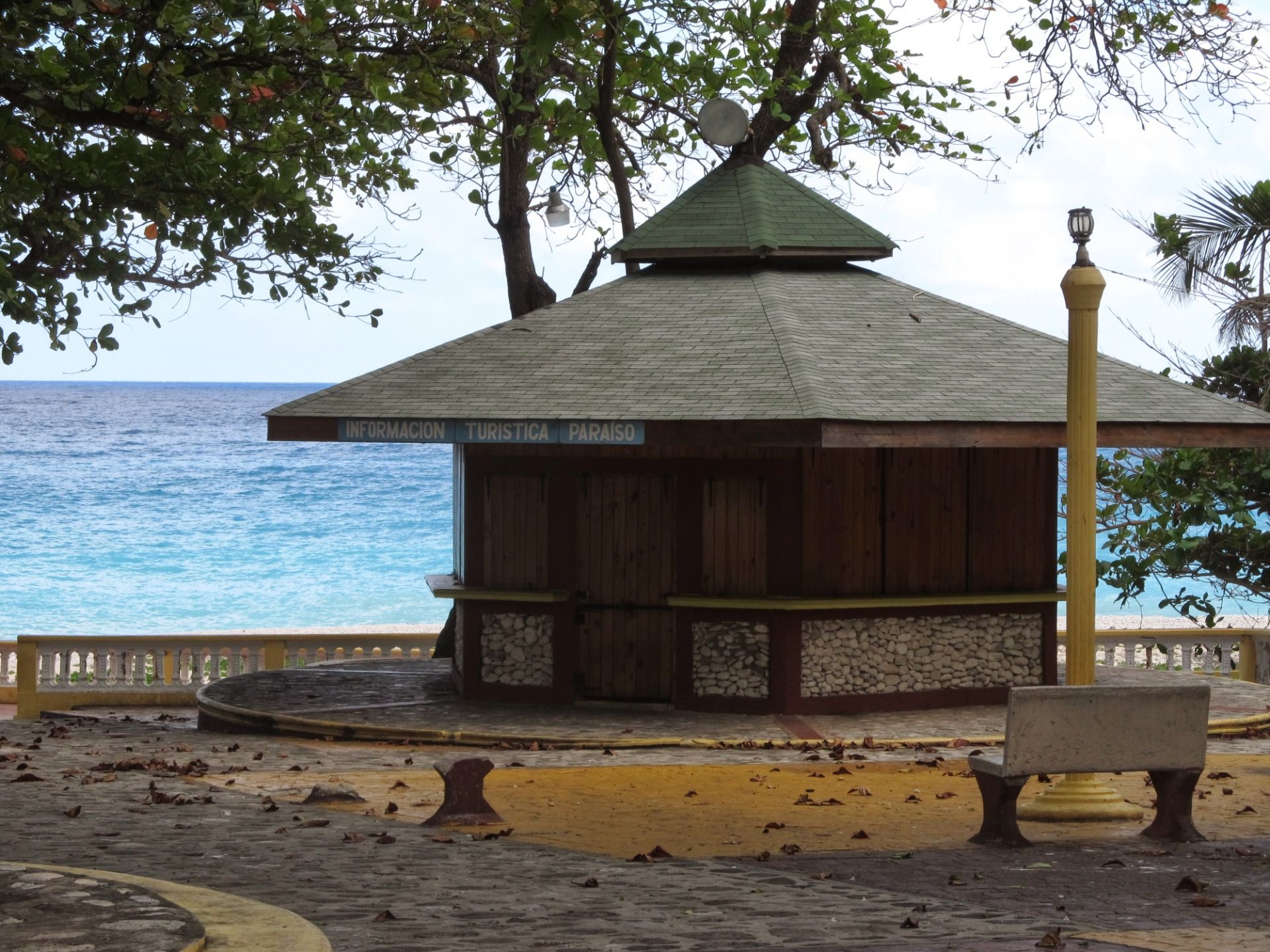 Park nad brzegiem oceanu nieopodal naszego nowego hotelu