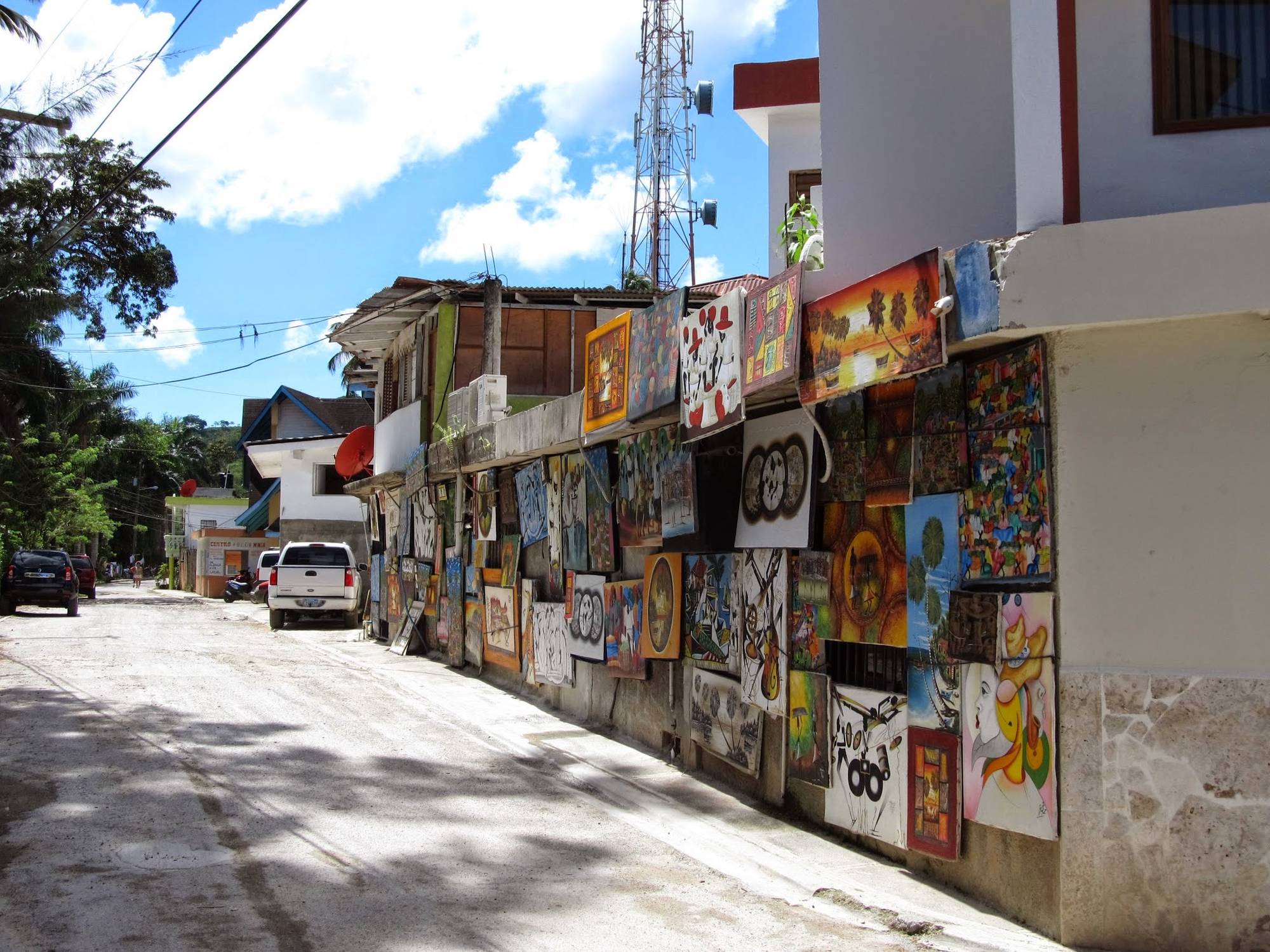 Typowy obrazek Dominikany - ”stragany” ze sztuką.