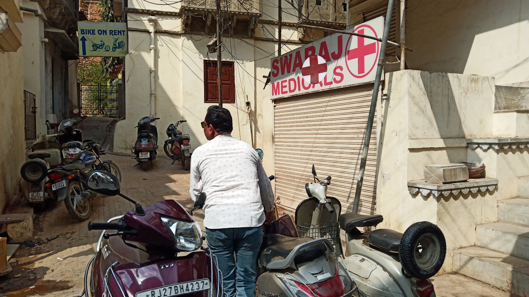 Shops closed early a few days before the voluntary lockdown