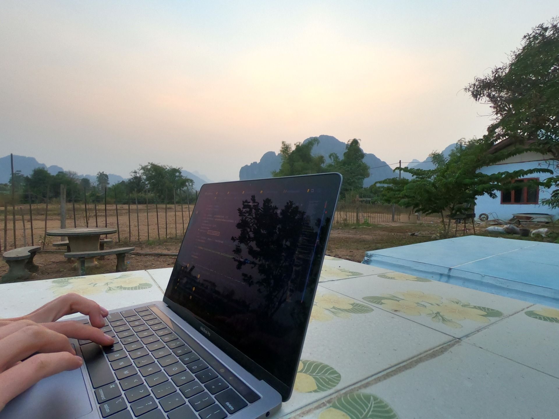How to Become a Digital Nomad in 2023 | 10 Things to Do Before You Quit Your 9 to 5 Job