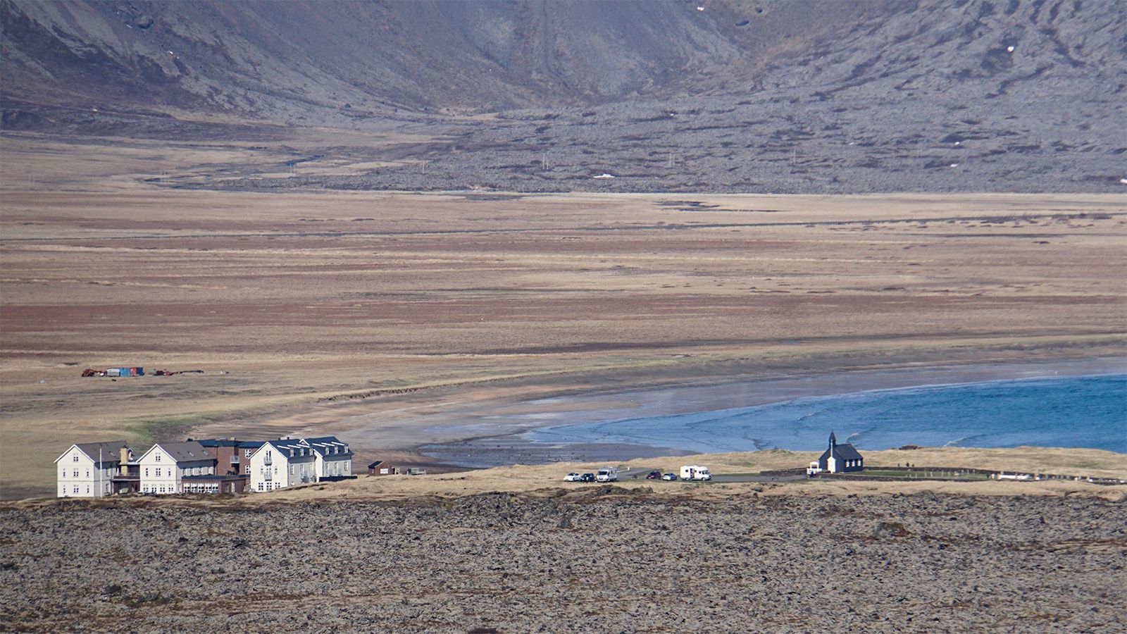 Czarny kościół oglądany z krateru