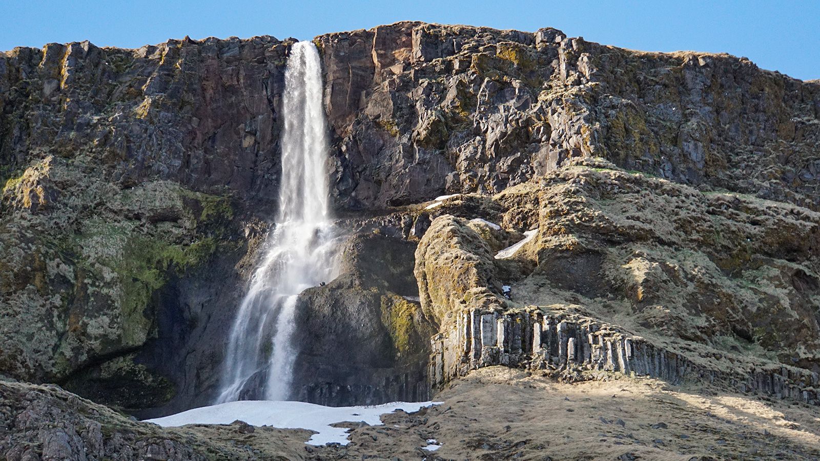 U podstawy wodospadu można zauważyć charakterystyczne bazaltowe kolumny.